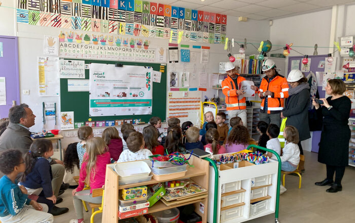 Image illustrant l'instruction des enfants en classe aux chantiers de démolition
