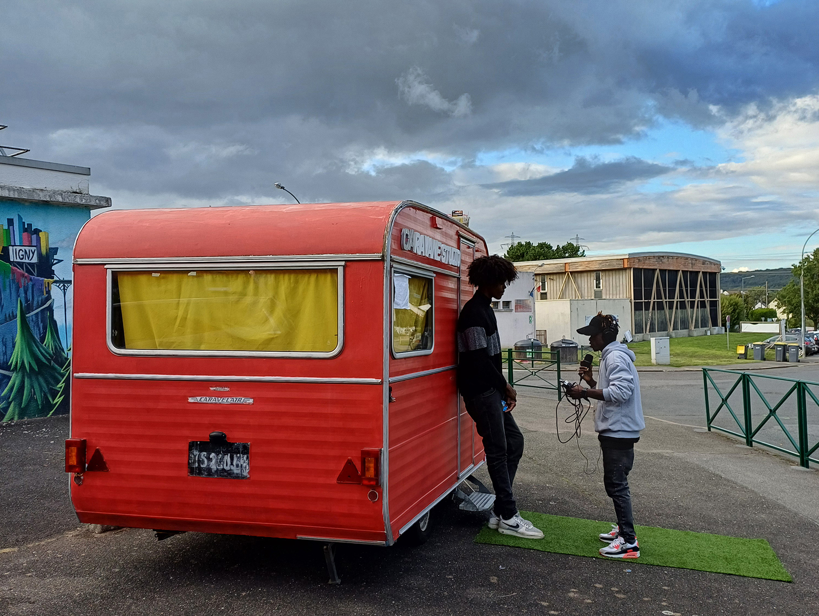 La caravane rouge de la Relève Bariolée à Igny